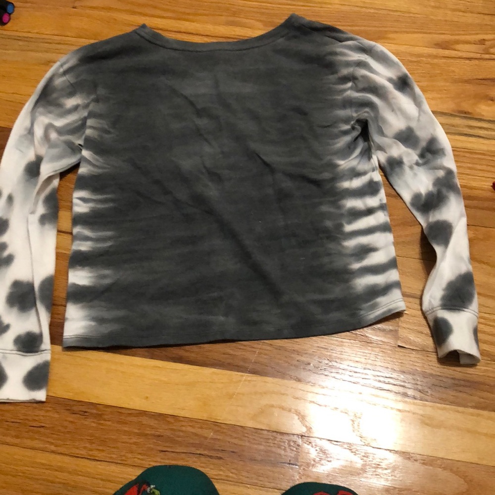 Cropped Gray and White Tie-Dye Long Sleeve Shirt